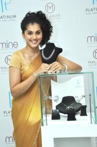 Taapsee unveiling New Platinum collection @ Malabar 3