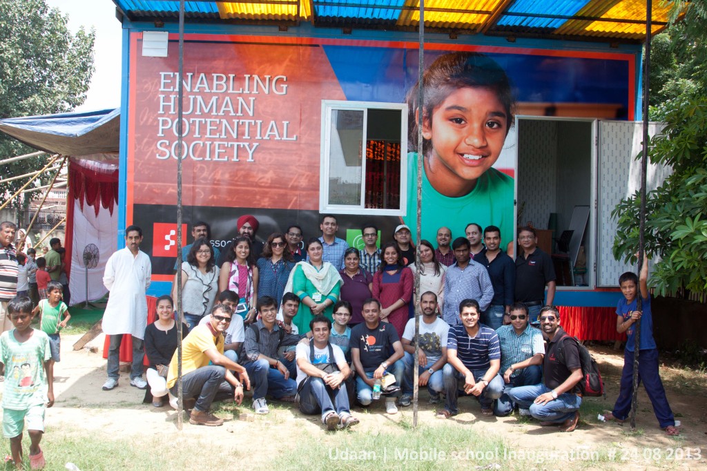 Sapient India and AID Gurgaon Teams at the launch of the Mobile School Van