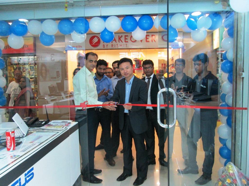 Mr. Peter Chang inaugurating the store