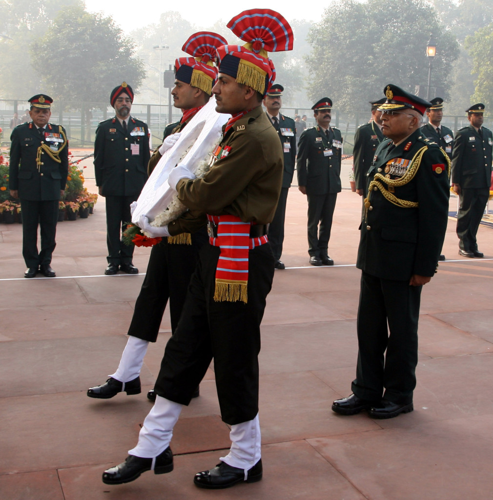 Lt Gen VK Saxena  Director General  Army Air Defence laying Wreath at Amar Jawan Jyoti  India Gate  New Delhi on 10 J_