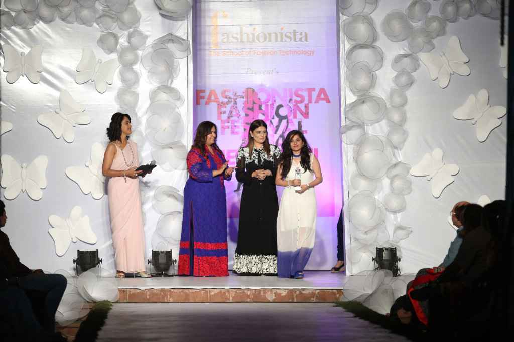 (L-R) Shivani Wazir   Neetu Pavan Manikatalia  Reynu Tandon awarding Fashionista student