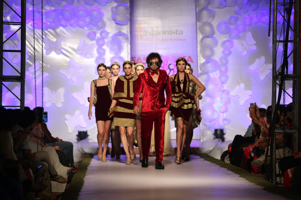 Models Sizzling Ramp wearing clothes of Golden Paradise Theme
