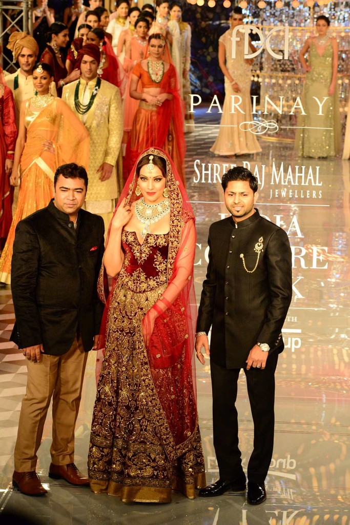 Bipasha Basu @SRM ICW - L-R -  Pradeep Goel  Bipasha Basu & Praveen Goel  CEO Shree Raj Mahal Jewellers