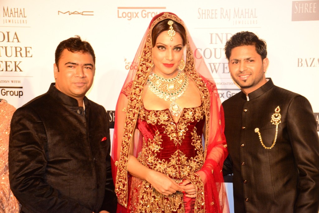SRM ICW 2014 - L-R - Pradeep Goel  Bipasha Basu & Praveen Goel  CEO Shree Raj Mahal Jewellers