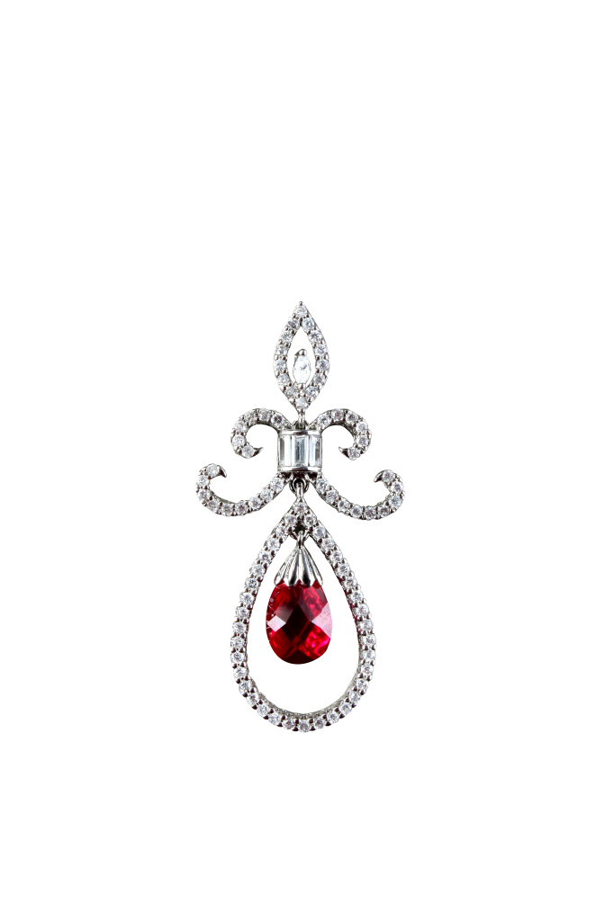 pendent Rs. 900