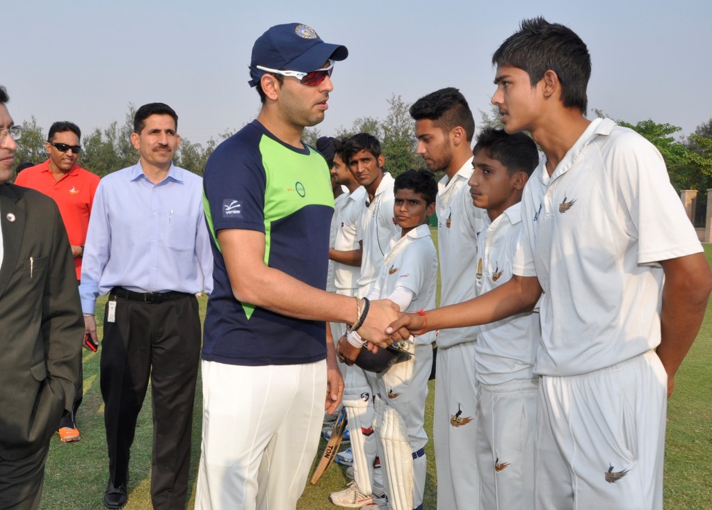 Crickter Yuvraj Singh interacting with the children at Atlantis-The Club  Jayp_