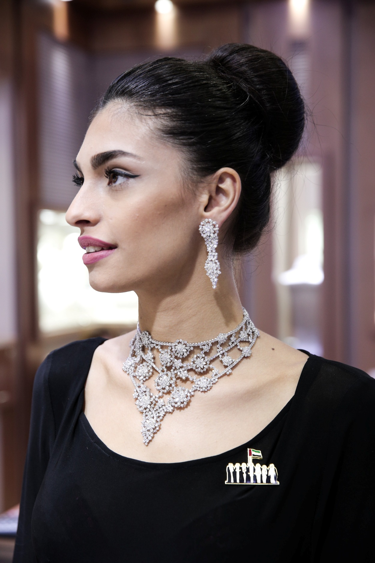 Made from marquees and round diamonds, Amwaj’s 90 Ct choker is GH in colour and has a VS diamond clarity. 
