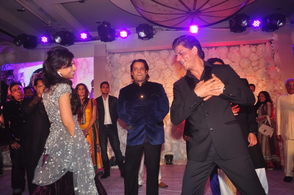 Shahrukh Khan performing on stage with couples