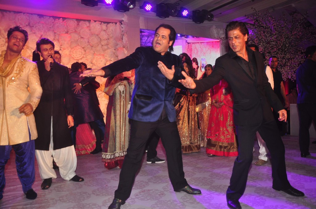 Shahrukh Khan performing on stage with couples1