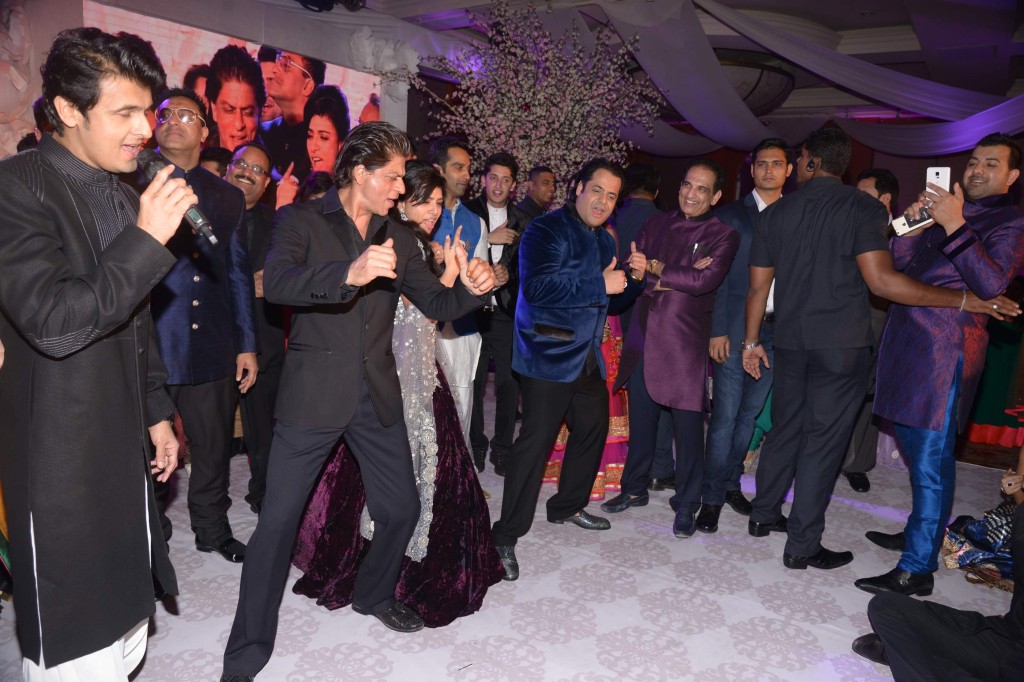 Shahrukh Khan performing with couples