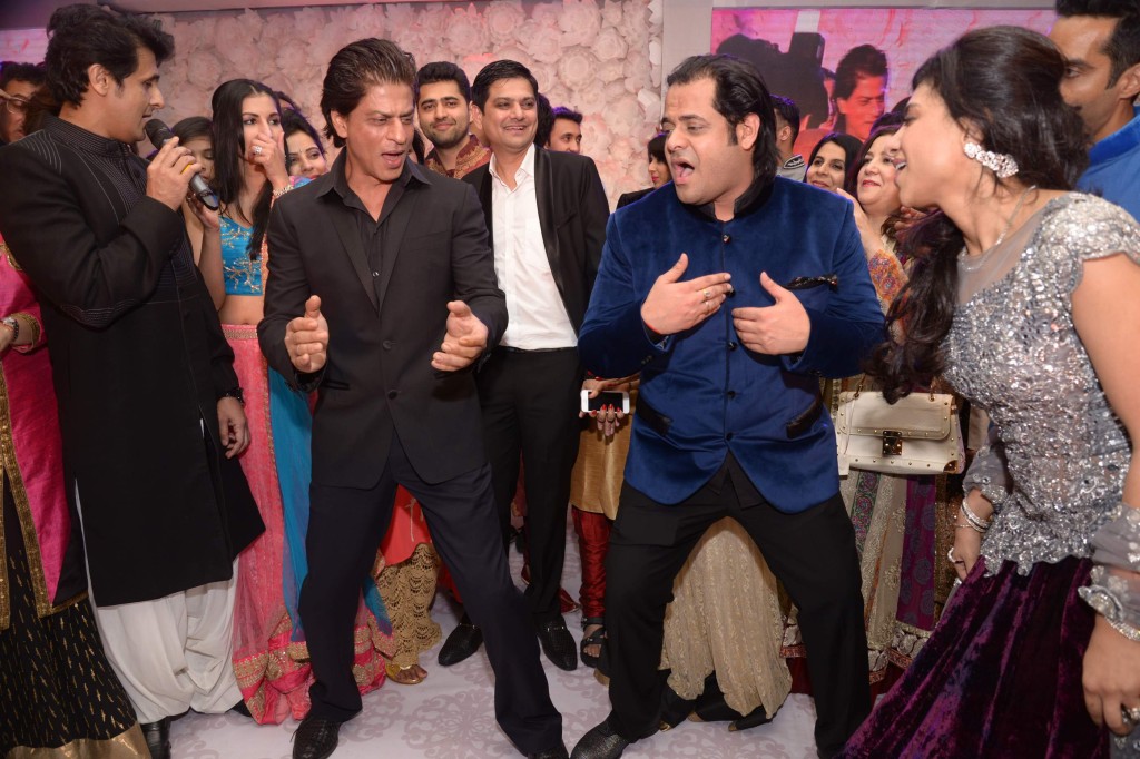 Shahrukh Khan performing with couples12