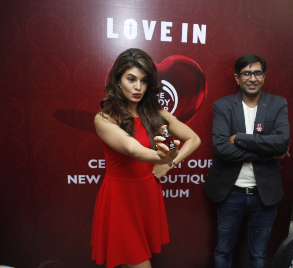 JACQUELINE FERNANDEZ & VARUN SHARMA  THE GENERAL MANAGER  THE BODY DHOP INDIA AT THE LAUNCH OF THE BODY SHOP'S NEW PU_