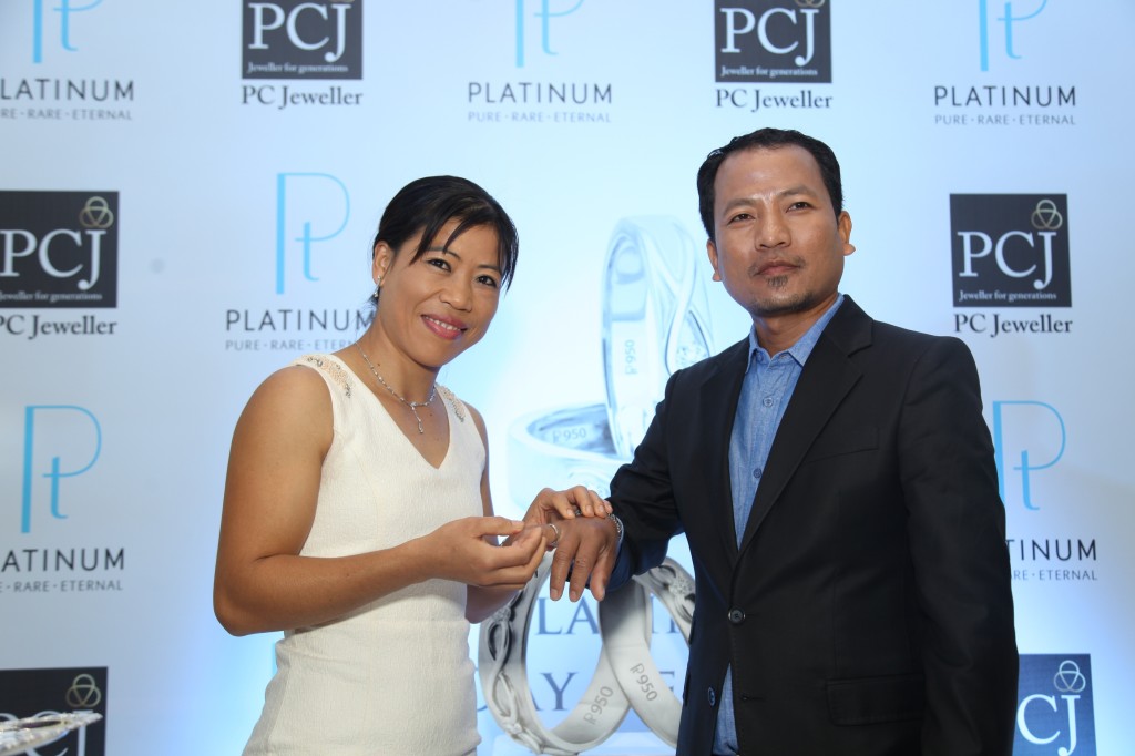 Mary Kom and Onler Kom exchanging Platinum love bands