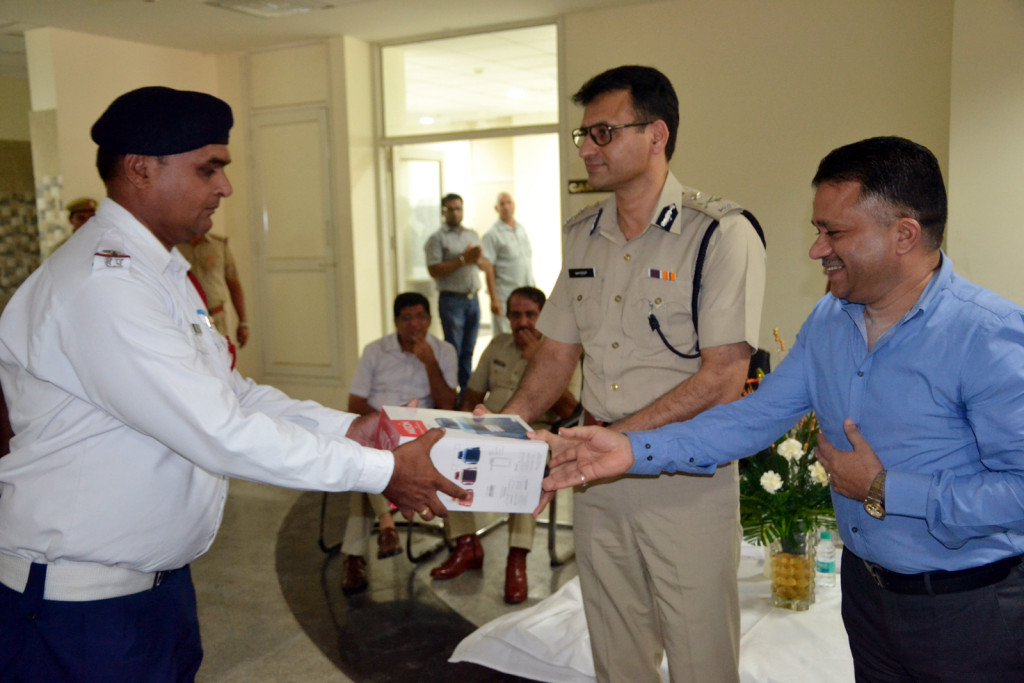 Navdeep Singh Virk  Commissioner of Poilce  Gurgaon and Sh. Sharad Goel distributing flasks.