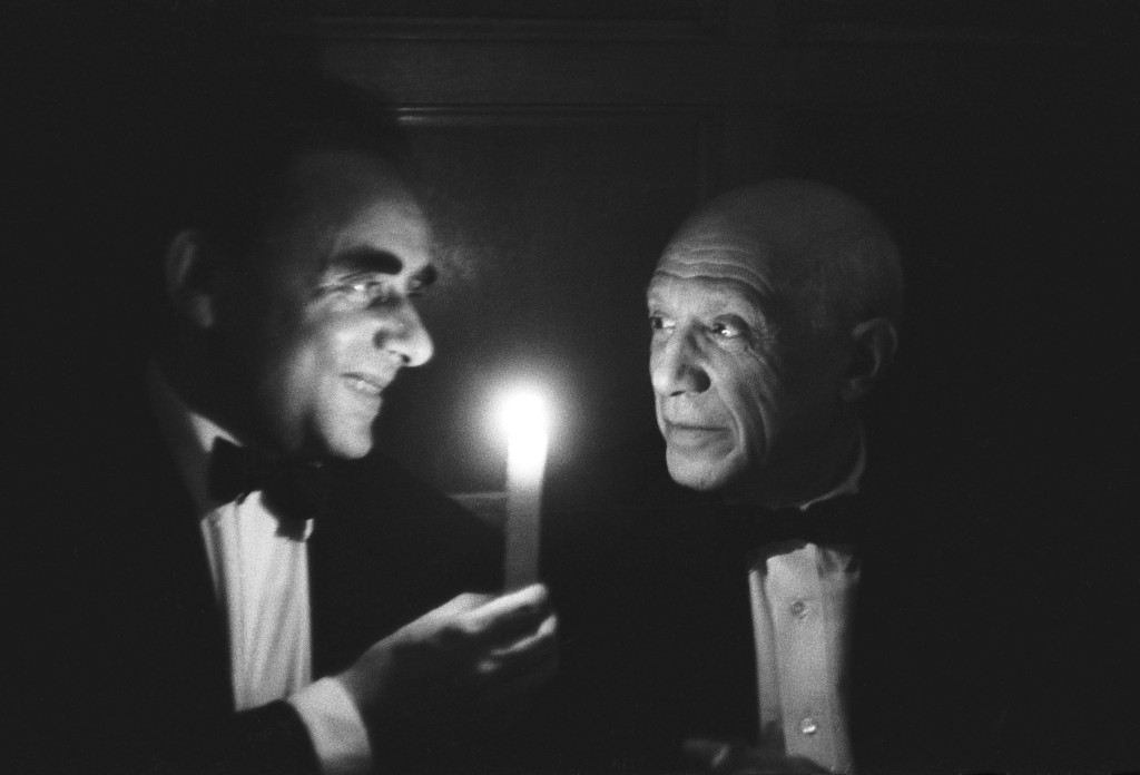 Festival de Cannes 1956 : au "Brummel", la lueur des chandelles découvre les visages de Pablo PICASSO et Henri-Georges CLOUZOT. "Le Mystère Picasso" de Henri-Georges Clouzot a reçu le Prix spécial du jury.