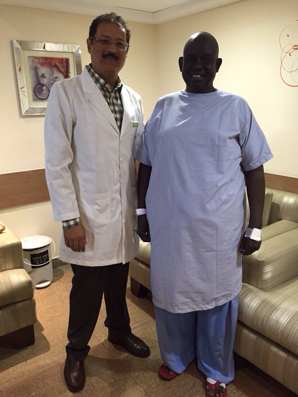 PR_Dr Wadhawan with the patient2