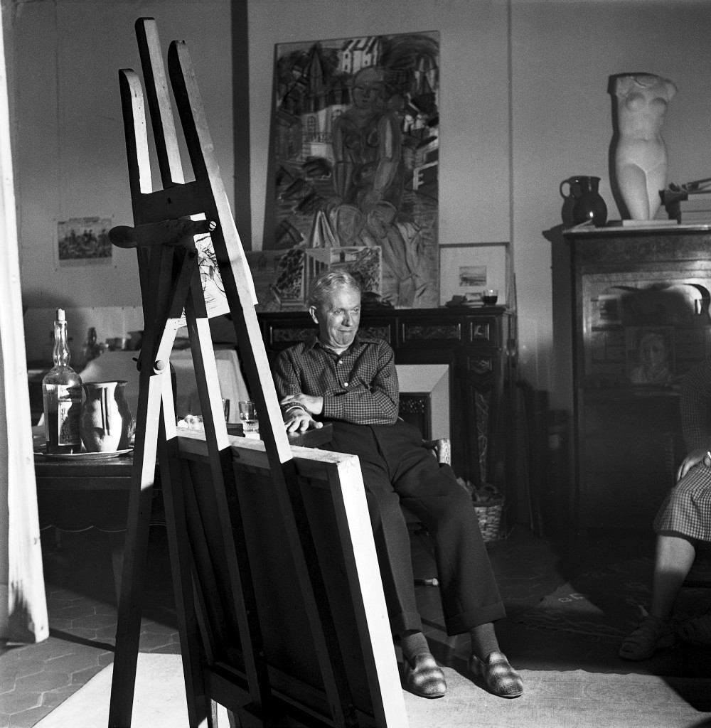 Le peintre Raoul DUFY posant dans sa maison de Perpignan où il s'est réfugié depuis qu'il souffre d'un rhumatisme déformant qui menaçait d'immobiliser ses mains.