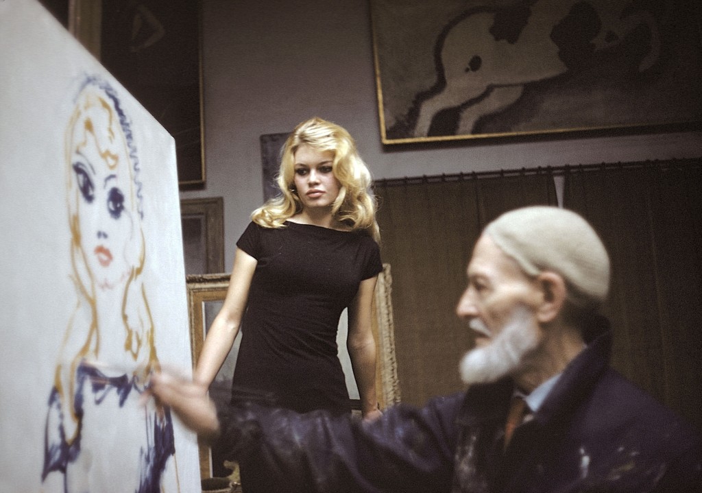 Le peintre Kees VAN DONGEN à 82 ans dans son atelier du 75 rue de Courcelles de profil peignant l'actrice Brigitte BARDOT