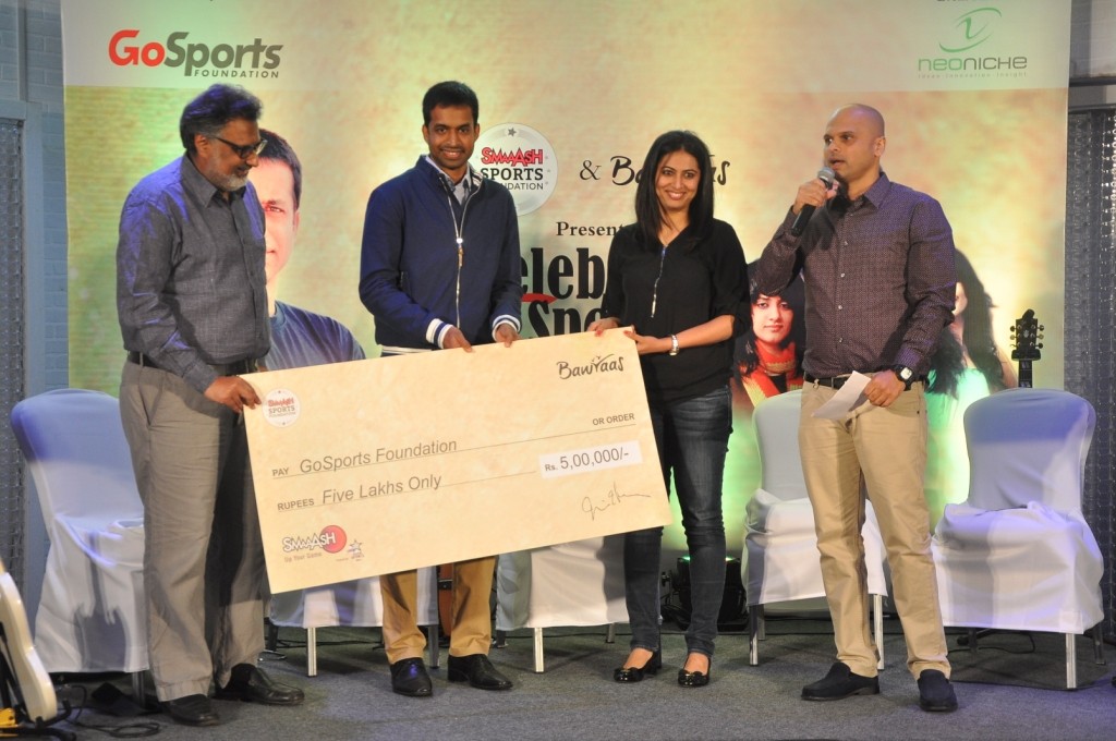 (L-R) Mr. Morakhia Founder of Smaaash handing over the cheque of Rs 5 lacs to Mr. Gopichand (1)