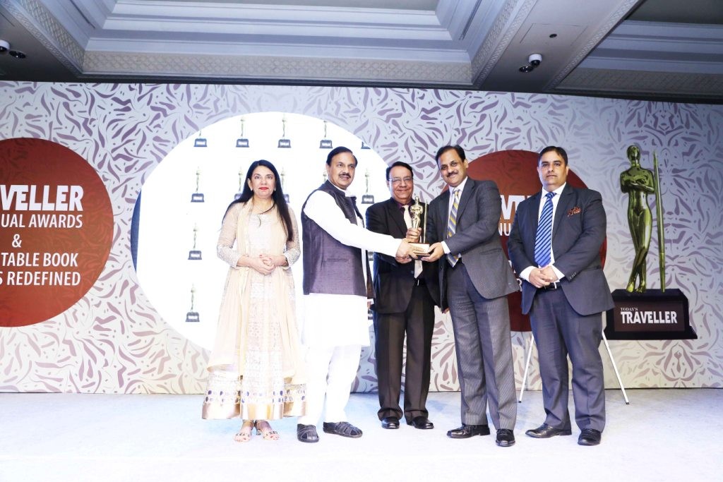 Mr. Vaibhav Dayal MD PRIM Resorts receiving award