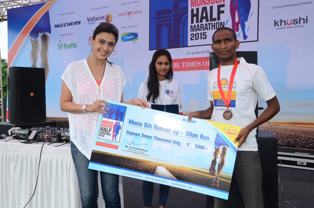 Hrishtaa Bhatt felicitated the winners of the at the Mirchi Monsoon Half Marathon