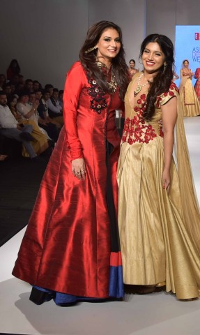 Grand Finale Designer Charu Parashar with the showstopper Actress Bhumi Pednekar