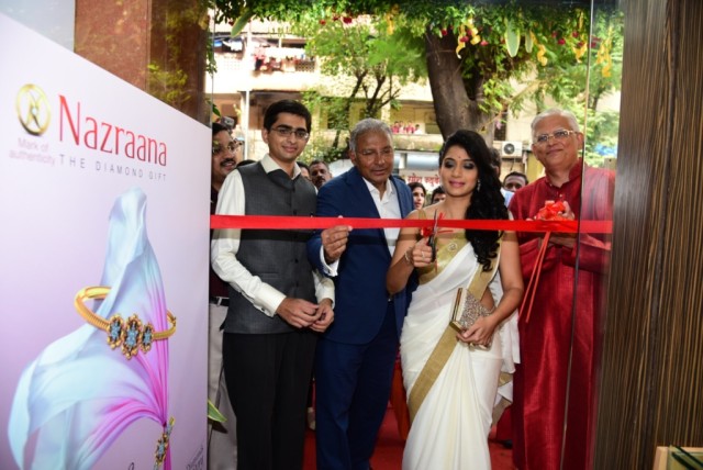Inauguration of first Nazraana dedicated store by Urmila Kothare with Vikram Merchant