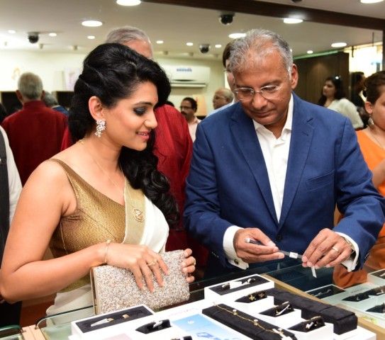 L to R Urmila Kothare  and Vikram Merchant  Director - India Representative Office  Diamonds Sales and Marketing  Rio_