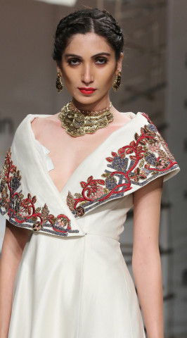 Models showcasing SUNAR Jewels @ Samant Chauhan Show Amazon India Fashion Week SS 16 (6)