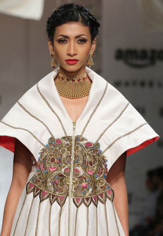 Models showcasing SUNAR Jewels @ Samant Chauhan Show Amazon India Fashion Week SS 16 (8)