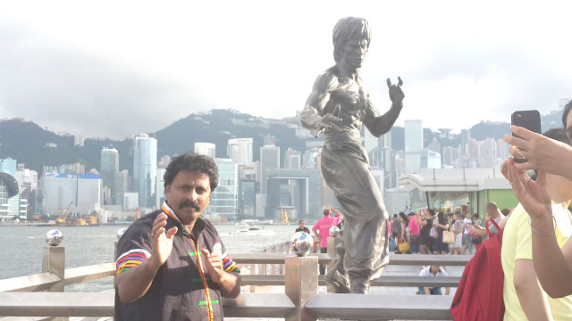 Chitah Yajnesh Shetty with statue of Bruce lee