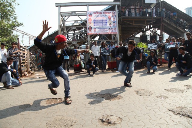 A Successful Street Play organized by the Students of Saraf College at Malad Railway station Mumbai (2)