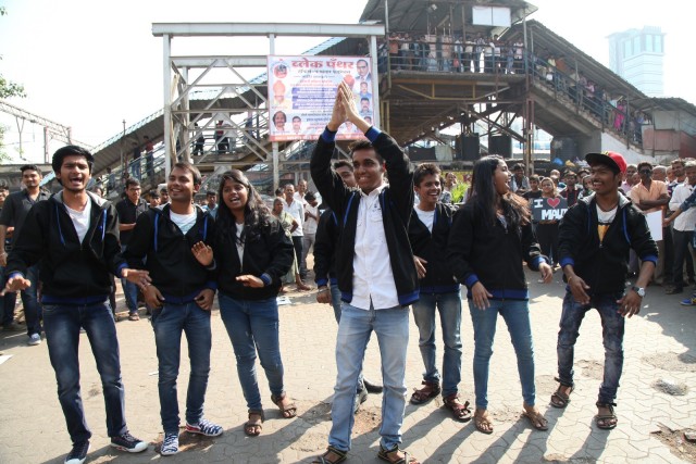 A Successful Street Play organized by the Students of Saraf College at Malad Railway station Mumbai (4)