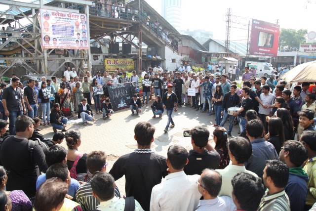A Successful Street Play organized by the Students of Saraf College at Malad Railway station Mumbai (5)