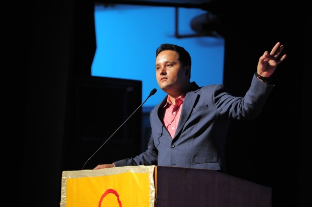 Author Amish Tripathi  speaking at the Leadership Conclave  I transform India transforms  by Chinmaya Mission
