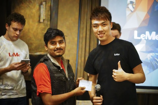 Ivan Wang Digital Marketting Head giving away Le Superphone to Super fan