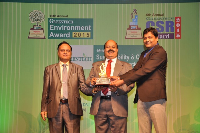 Mr. Ritesh Sinha DLF Foundation receiving the award.