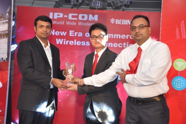 Mr.Bruce Zhou and Mr. Pinaki Chatterjee handing over momento to Redington on signup of National distribution