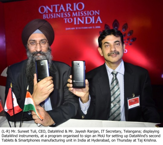 (L-R) Mr. Suneet Tuli, CEO, DataWind & Mr. Jayesh Ranjan, IT Secretary, Telangana; displaying DataWind instruments, at a program organised to sign an MoU for setting up DataWind's second Tablets & Smartphones manufacturing unit in India at Hyderabad, on Thursday at Taj Krishna.