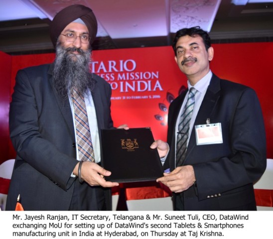 Mr. Jayesh Ranjan, IT Secretary, Telangana & Mr. Suneet Tuli, CEO, DataWind exchanging MoU for setting up of DataWind's second Tablets & Smartphones manufacturing unit in India at Hyderabad, on Thursday at Taj Krishna.