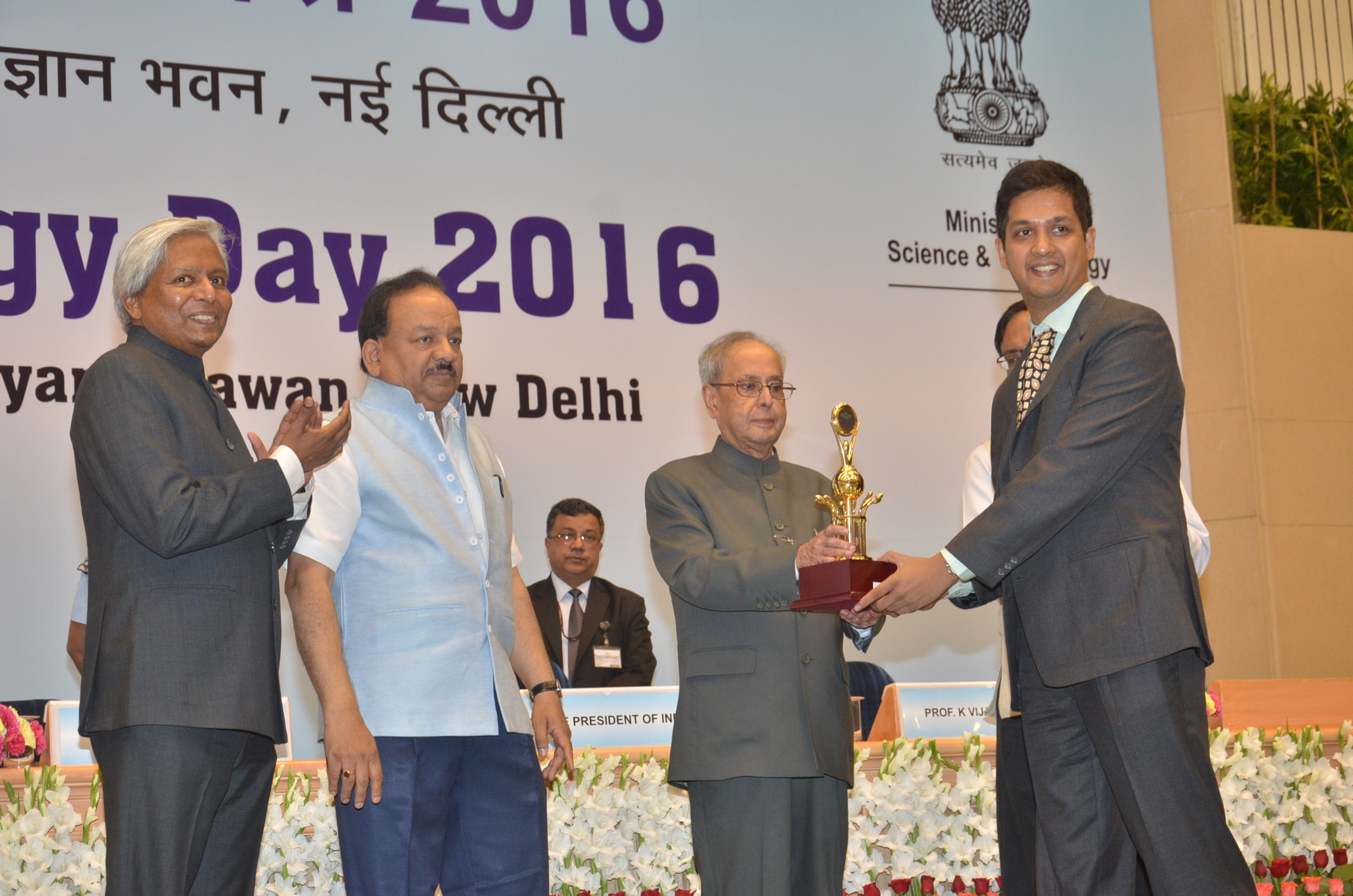 Dr Dhananjaya Dendukuri receiving the award