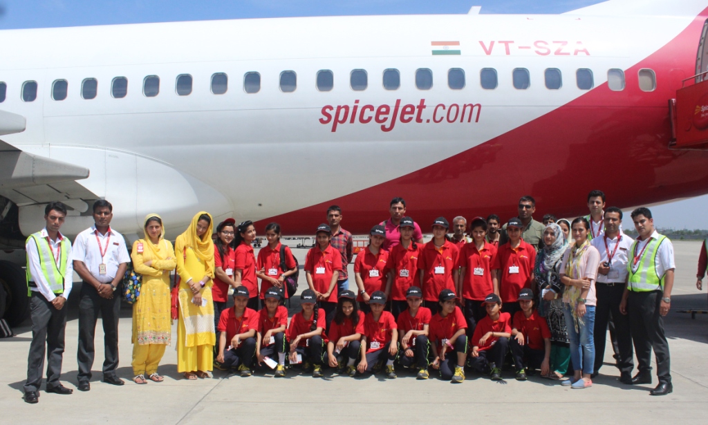 Operation Sadbhavana Educational Tour Group with SpiceJet Staff at Srina...