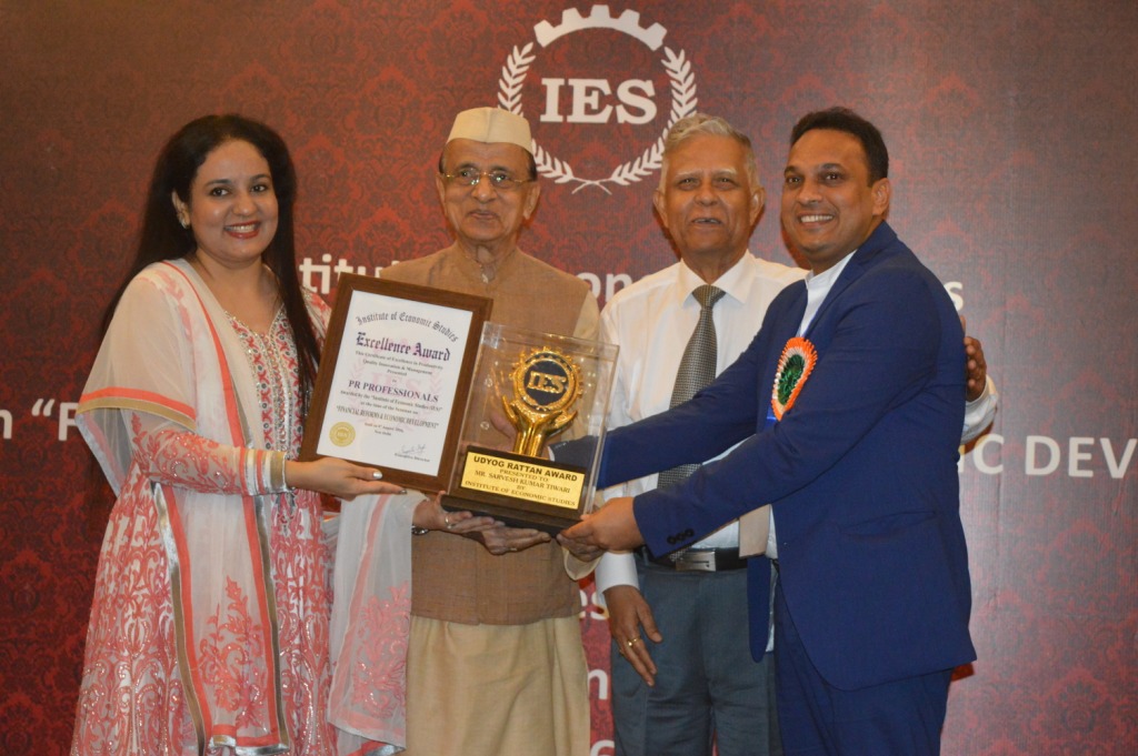 Mr. Sarvesh Tiwari  MD  and Chairman  PR Professionals receiving the award from Mr. Bhishm Narayan Singh  ex Governor_