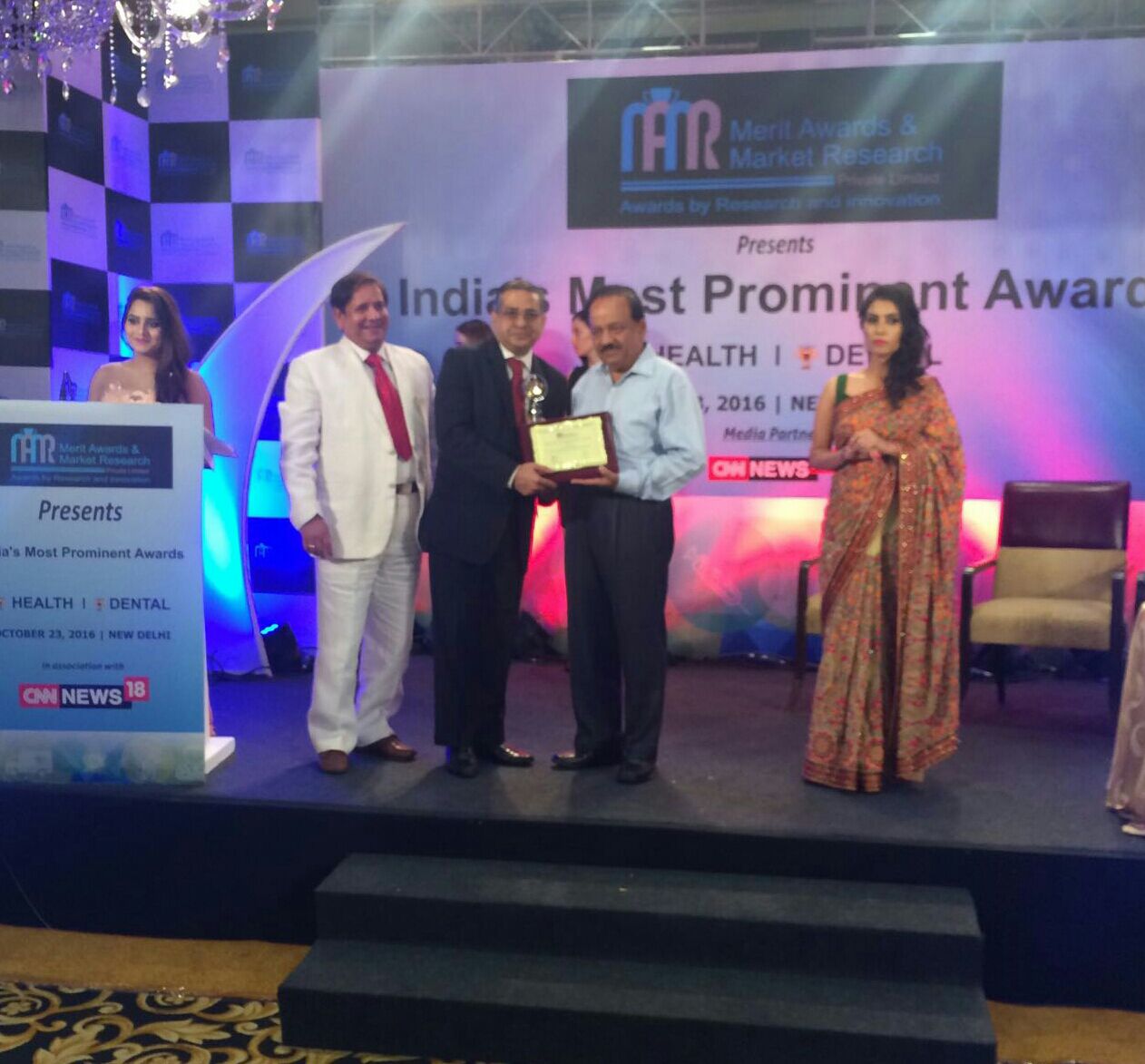 dr-sanjay-gupta-receiving-an-award-from-dr-harsh-vardhan