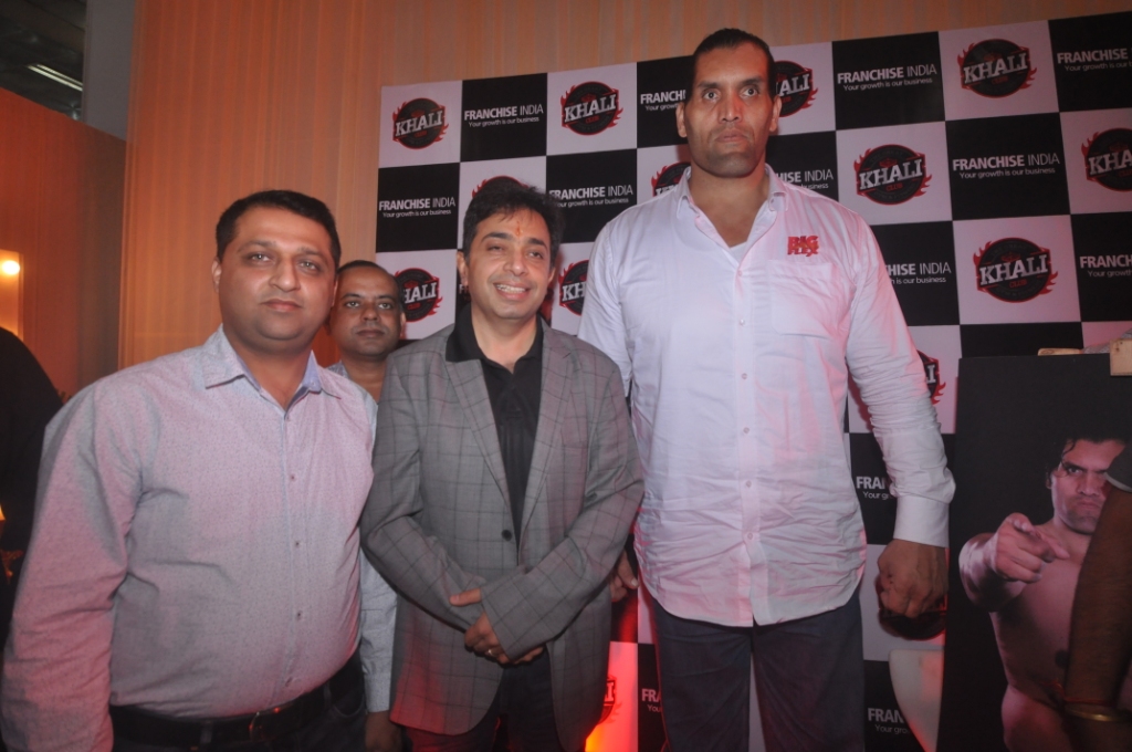 gaurav-marya_-chairman_-franchise-india-with-the-great-khali-at-the-franchise-india-delhi