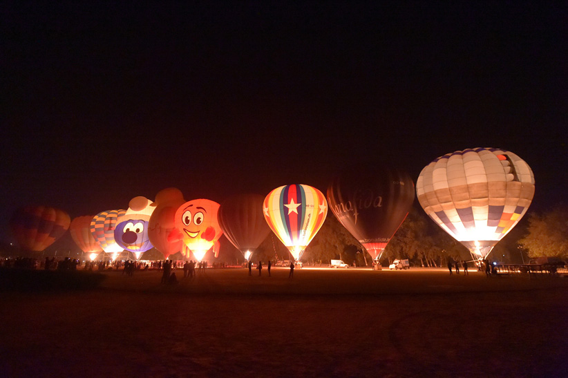 night-glow-in-action-at-the-taj-balloon-festival