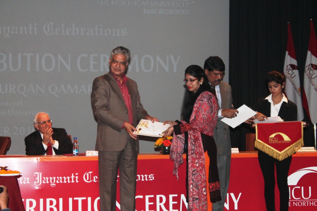 prof-furqan-giving-away-the-scholarship-to-the-northcap-university-students