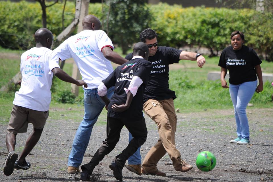 team-members-volunteering-at-kenya-office-of-godrej