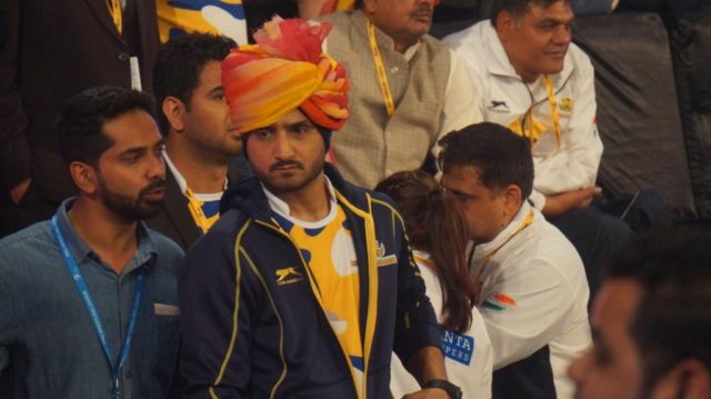 harbhajan-singh-spotted-supporting-mumbai-maharathi-team-at-the-ongoing-pro-wr_